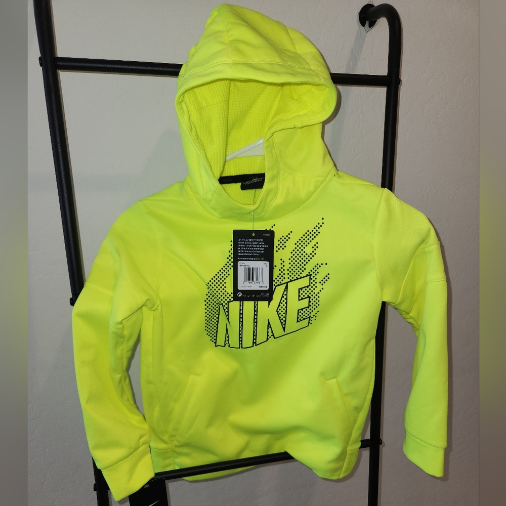 Boys Nike dri-fit therma hoodie size 7.